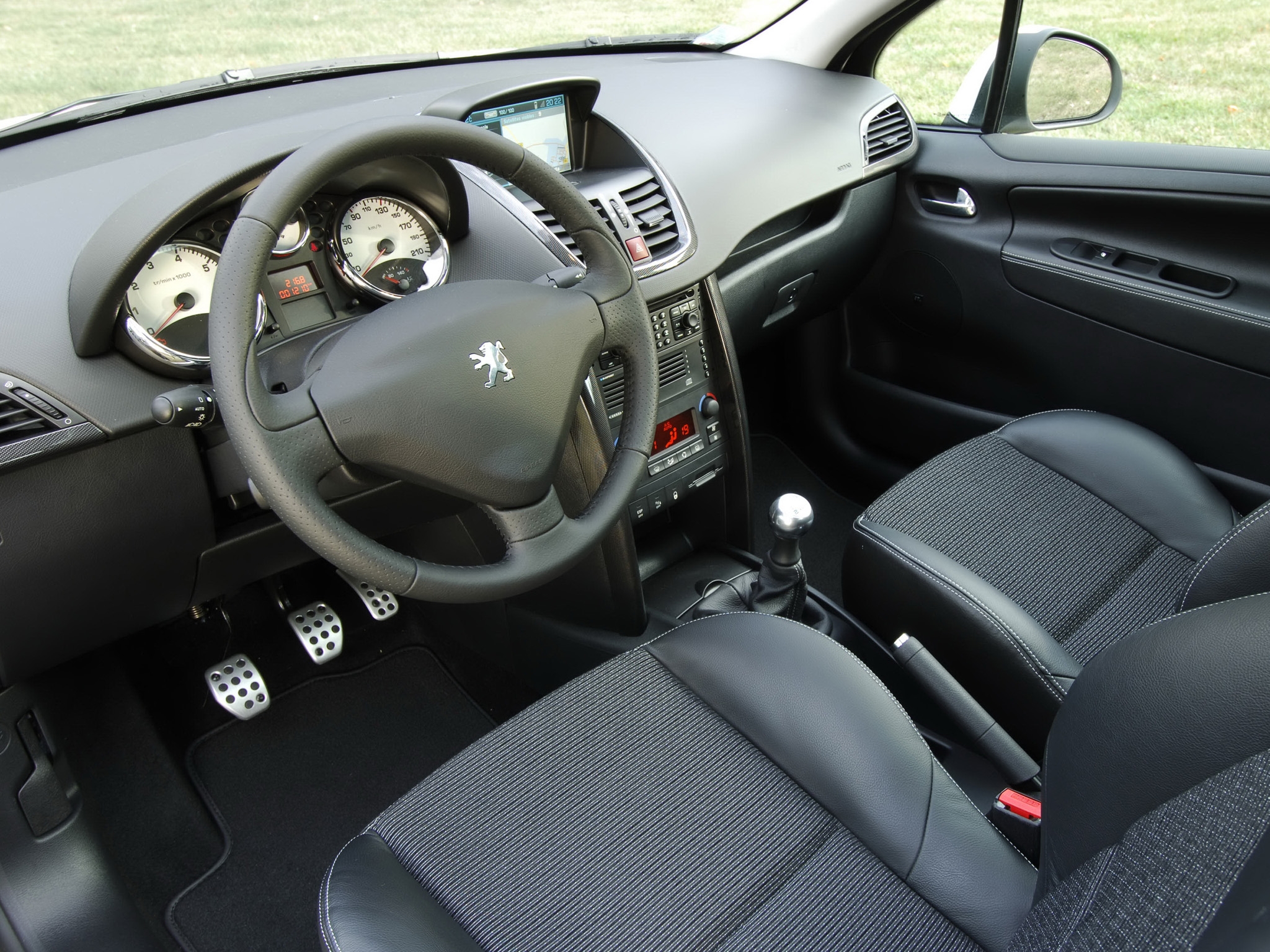 При движении на дисплее Peugeot 207 появляется “Gearbox faulty” и КПП 2-Tronic переходит в аварийный режим фото