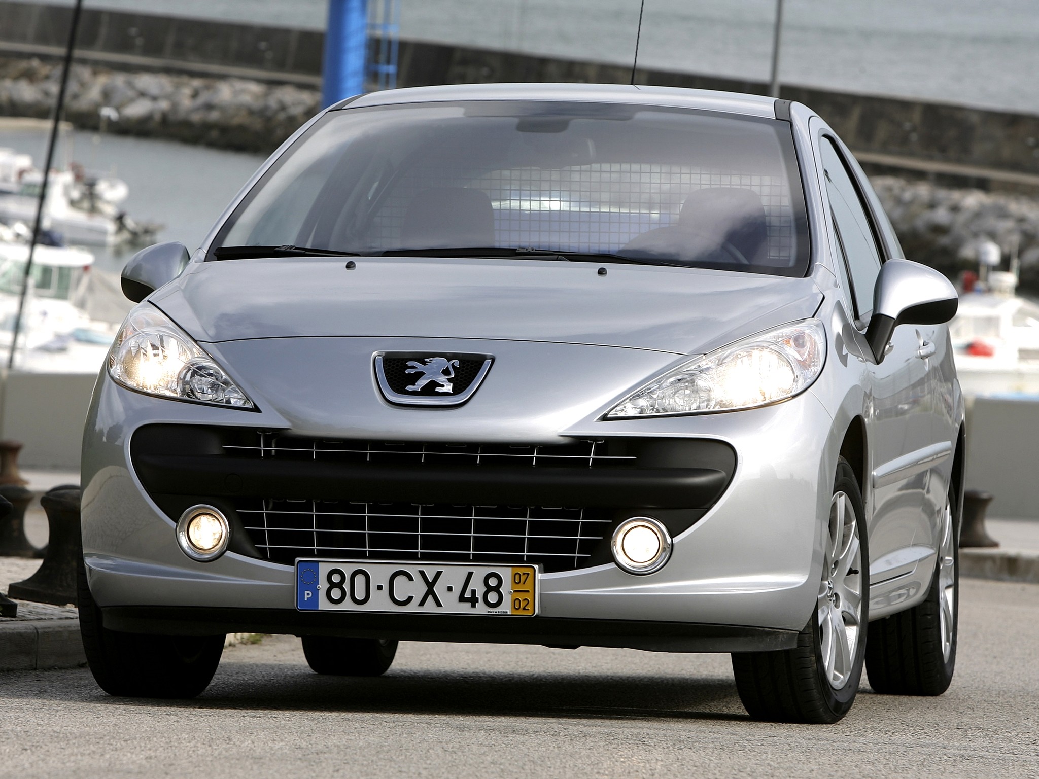 Если заглушить двигатель и мигнуть фарами, на Peugeot 207 включается ближний свет фото