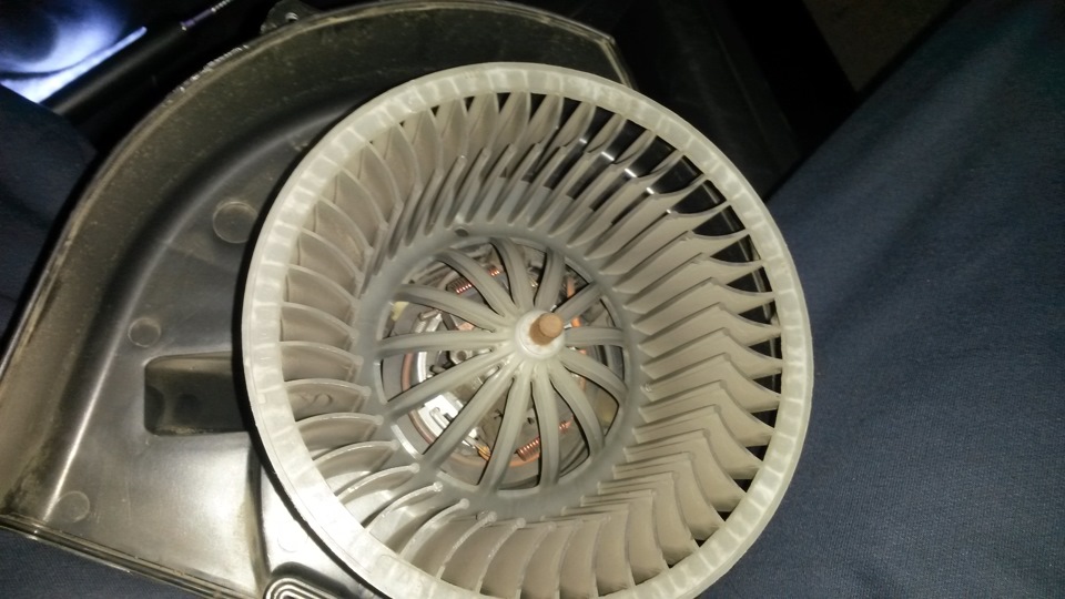 Сильный шум электрического вентилятора отопителя VW Polo Sedan фото