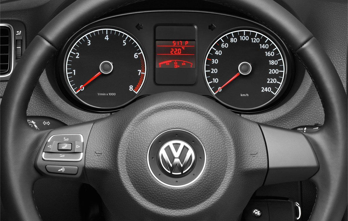 Можно ли отрегулировать яркость подсветки приборной панели VW Polo Sedan? фото
