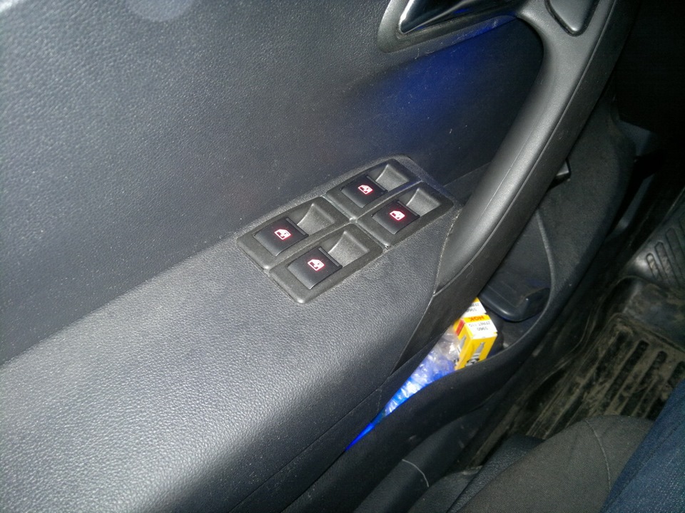 Не горят кнопки стеклоподъемников VW Polo Sedan фото