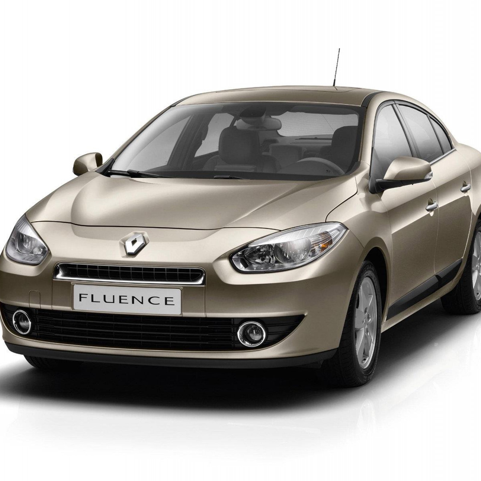 От нового Renault Fluence пахнет паленой пластмассой фото