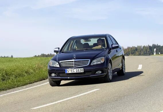 Особенности использования системы поддержания расстояния до впереди идущей машины на Mercedes-Benz C-Klasse (W204) фото