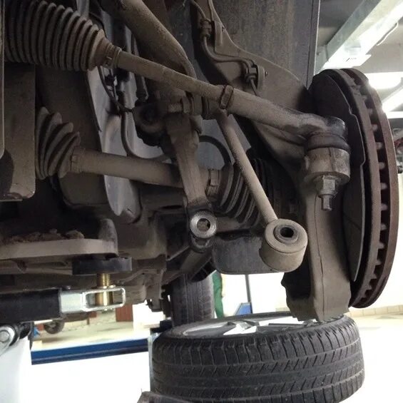 Замена нижних шаровых опор и втулок стабилизатора на Jeep Grand Cherokee WK