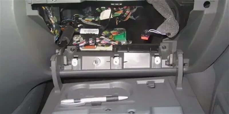 Содержимое перчаточного ящика упало за переднюю панель Ford Focus I