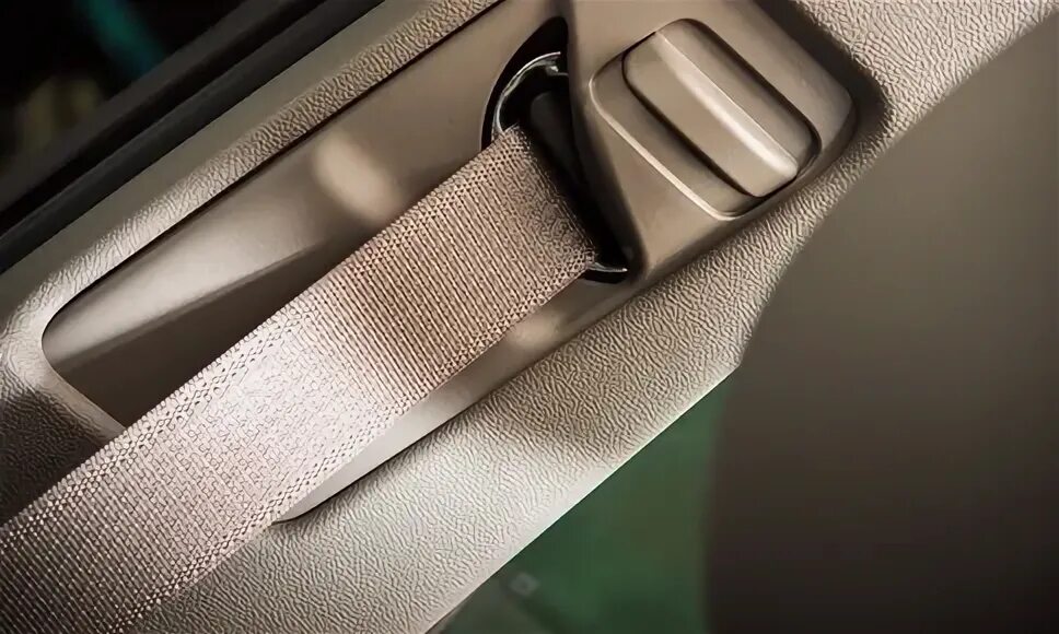Плохо убираются ремни безопасности на Jaguar XF фото