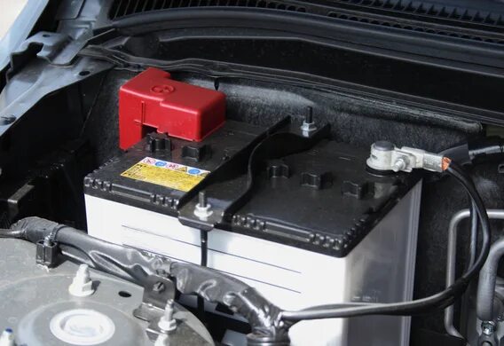 Какой аккумулятор устанавливают на заводе на Nissan Qashqai II? фото