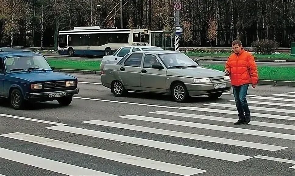 Водитель остановился перед пешеходным